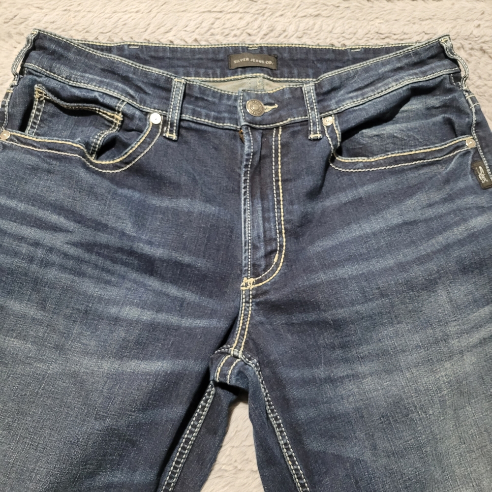 Silver Gordie Women's Straight Leg Dark Jeans. Size 34 X 32.